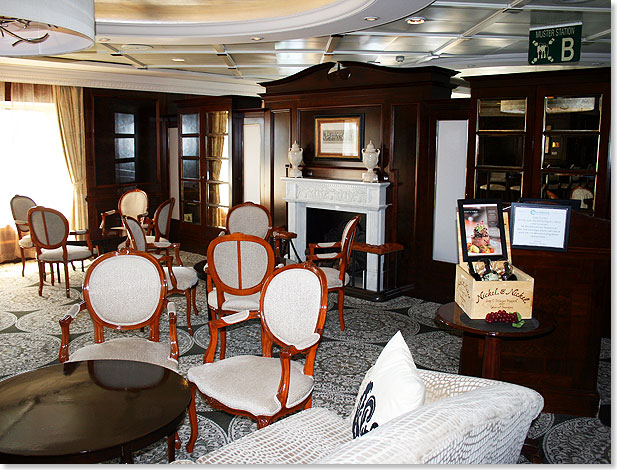 Auch die Discoveries Lounge auf Deck 5 gefllt durch ihren gehobenen englischen Landgasthaus-Stil