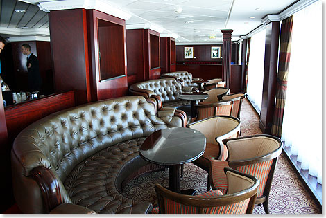 Die Looking Glass 
	Lounge auf Deck 10 macht ihrem Namen alle Ehre. Von den schweren Ledersofas 
	aus geniet man beste Sicht ber den Bug und zu den Seiten des Schiffes.