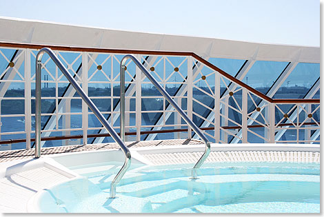 Der Thalasso-Pool auf Deck 9 ist 
			dem Beauty- und Wellness-Bereich des Schiffes angegliedert und 
			befindet sich direkt ber der Kommandobrcke.