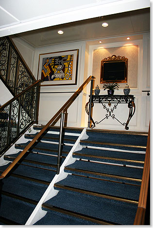Die Treppenhuser an Bord kommen im Stil 
			altehrwrdiger englischer Hotels daher.