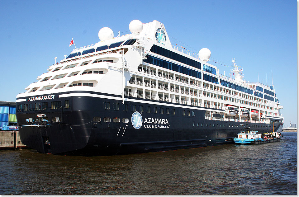 Die AZAMARA QUEST am Hamburg Cruise Center in der HafenCity. Den dunkelblauen Anstrich trgt das Schiff erst seit seiner Renovierung im November 2012