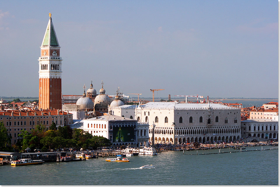 Die COSTA FASCINOSA verlsst Venedig und fhrt auf dem Canale della Giudecca vorbei am Campanile, den Kuppeln der Markuskirche und dem Dogenpalast.
