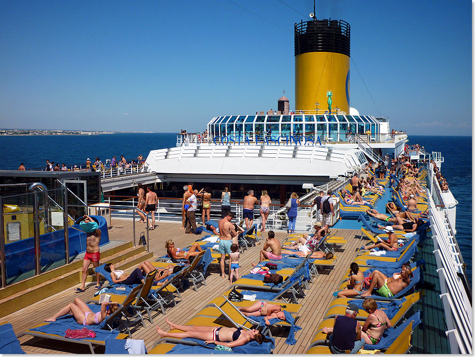 Auf dem Sonnendeck der COSTA FASCINOSA genieen die Passagiere einen Seetag.