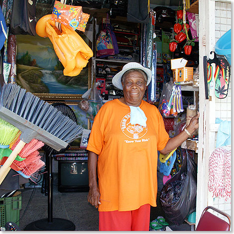 Auf dem Markt von Tobagos Hauptstadt Scarborough: Tante-Emma-Laden mit seiner liebenswerten Inhaberin. Hier gibt es alles, was die karibische Hausfrau braucht.