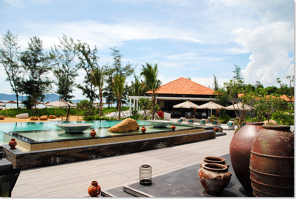 Blick von der Terrasse des 
	Hauptrestaurants im Banyan Tree Lang Co ber den Pool zum Strand und dem 
	Beachfrontrestaurant Azura