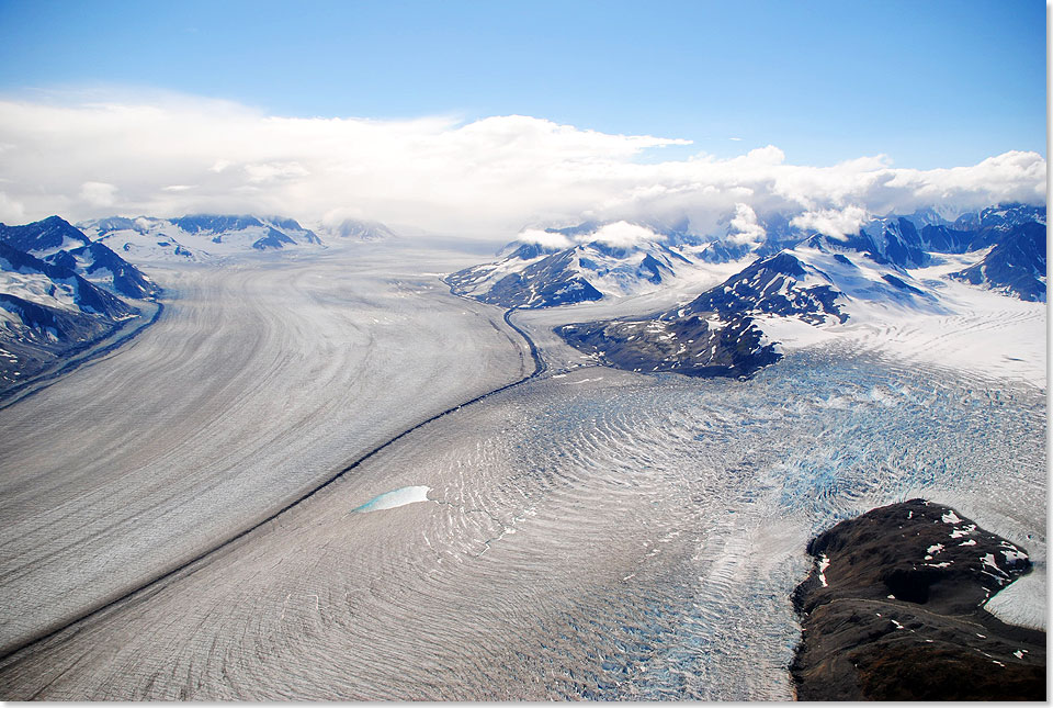 Das Kluane Icefield im Nordwesten des kanadischen Territoriums Yukon ist nach dem Bagley Icefield im benachbarten Alaska das weltgrte zusammenhngende Eisfeld auerhalb der Polkappen. Einer seiner grten Gletscher ist der Kaskawulsh. Er besteht aus zwei Armen, dem zentralen mit einer Breite von 3,5 Kilometer
und dem nrdlichen Arm mit einer Breite von zwei Kilometer. Hier, wo sich beide Arme vereinigen, ist er fnf bis sechs Kilometer breit. 