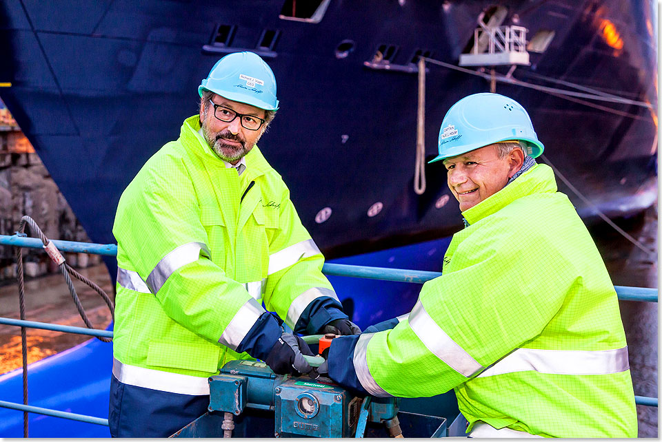 ffnen des Ventiles durch den CEO von TUI Cruises Richard J. Vogel, Werftchef Jari Anttila (nicht im Bild) und dem berraschungsgast des Tages, dem zuknftigen Kapitn der MEIN SCHIFF 3, Kjell Holm.