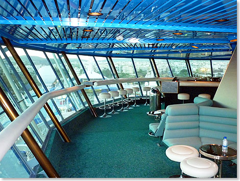 Die beste Aussicht an Bord der LOUIS OLYMPIA hat man zweifellos von der Sky Bar aus. Diese befindet sich rings um den Schornstein herum und ist sowohl ber eine Treppe als auch mit einem Fahrstuhl zu erreichen.
