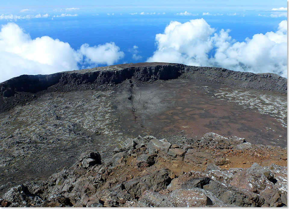 Vom Gipfel des Picos kann man in den Krater herunterschauen  ein imposanter Anblick.