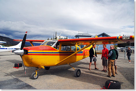 Mit dieser Cessna von Sifton Air geht es von Haines Junction hinauf in die atemberaubende Gletscherwelt des Yukon  den Kluane Nationalpark.