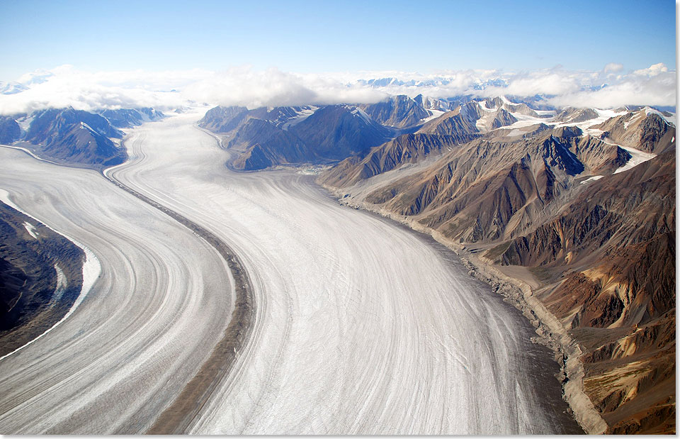 Bis zu 1.000 Meter mchtig ist der gewaltige Eisstrom des Kaskawulsh-Gletschers. Er bedeckt eine Flche von rund 25.000 Qudratkilometer. Weiter unten mnden noch der Stairway-Gletscher und ein Sdarm in ihn ein.