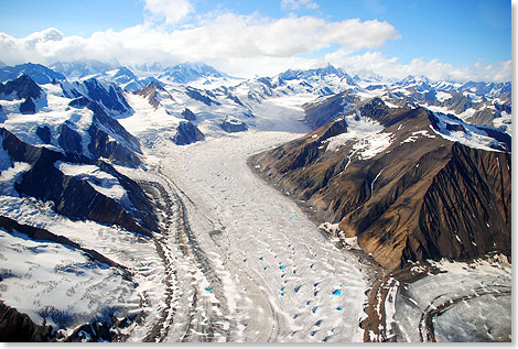 Der Kaskawulsh-Gletscher ist Teil des Kluane Icefields, das sich vom nordst-lichen Abhang der Eliaskette bis in tiefere Lagen des Yukon-Territoriums erstreckt. 