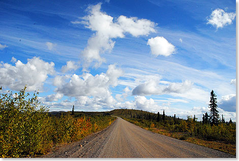 Der von Dawson Creek in der kanadischen Provinz British Columbia nach Delta Junction im US-Bundesstaat Alaska fhrende, 2.288 Kilometer lange Alaska Highway ist die wichtigste Straenverbindung im Yukon.