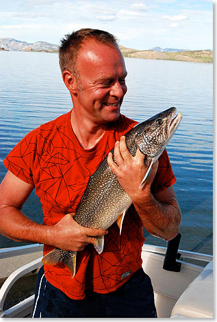 Der rund 50 Kilometer lange See ist reich an Seeforellen und anderen Fischen. Anglerglck ist hier selbst Anfngern wie Autor Carsten Heinke sicher. 