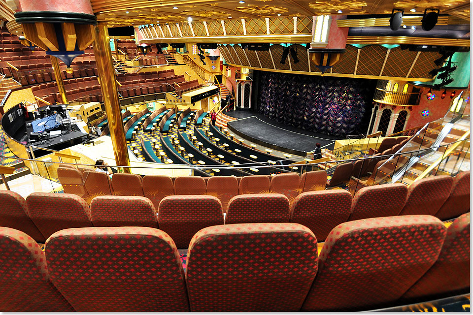 Das Follies Theater erstreckt sich ber Deck 2 und 3.