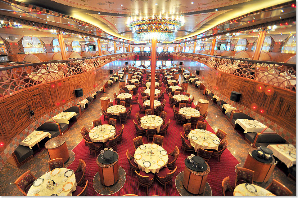 Im ber zwei Ebenen reichenden Truffels-Restaurant knnen bis zu 1.300 Passagiere gleichzeitig ihr Abendessen einnehmen. 