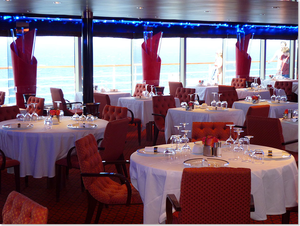 Klassisches Arrangement: Im Otto e Mezzo Restaurant fllt der Blick durch die Fenster auf das Promenadendeck des Schiffes.
