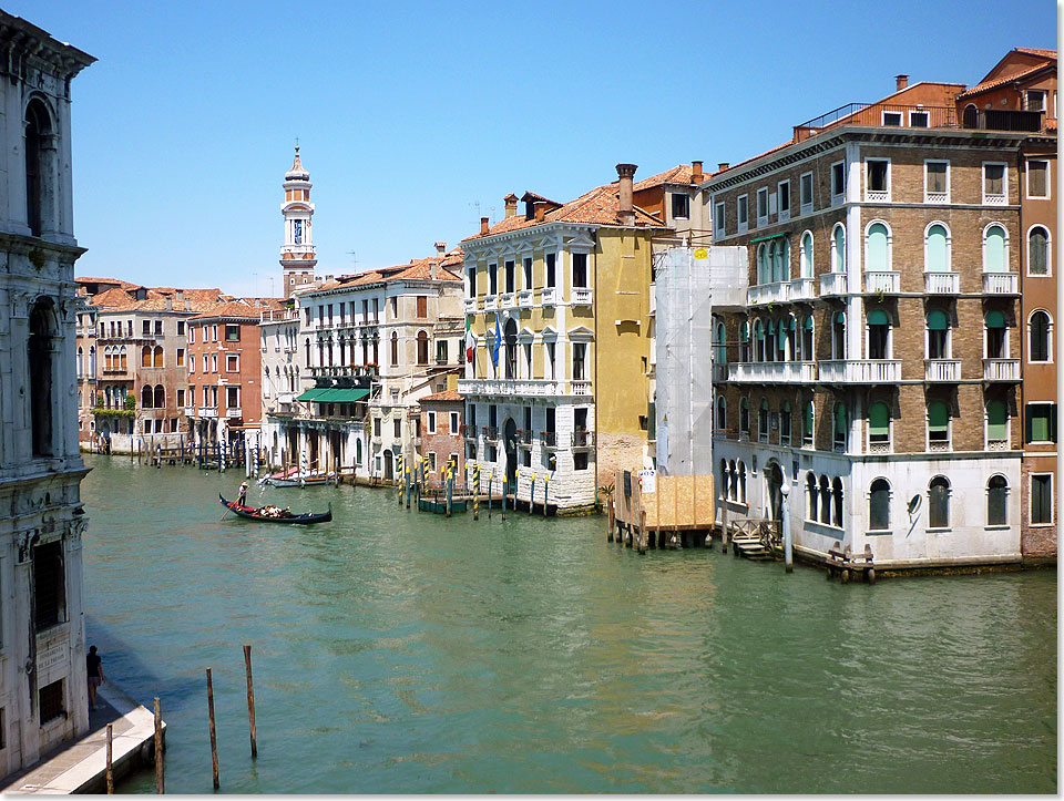 Venedig wie aus dem Bilderbuch: Eine Fahrt mit dem Vaporetto (Wasserbus) oder gar mit der Gondel entlang des Canal Grande sollte man vor oder nach der Kreuzfahrt auf keinen Fall versumen.