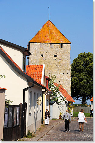  Entlang der von historischen Kornspeichern gesum-
ten Strandgatan (Strandstrae) fhrt der Spaziergang
zu Kruttornet (Pulverturm), dem ltesten erhaltenen Bauwerk von Visby. Mit seiner Errichtung wurde im
Jahre 1151 begonnen.
