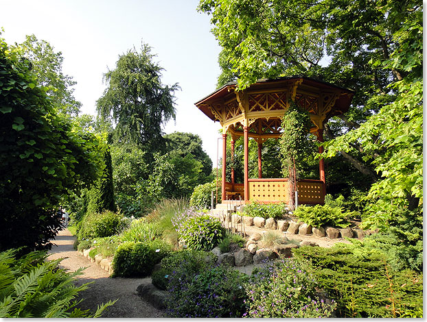 sowie der lteste Steingarten Schwedens mit einem hbschen, krzlich restaurierten Pavillon  dem Lusthuset.