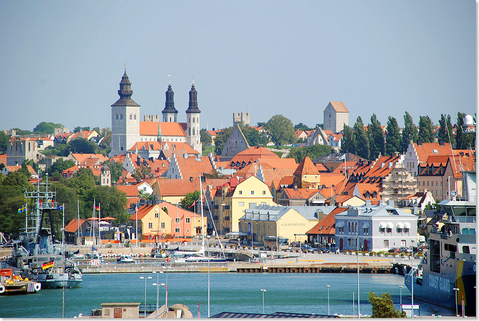 
Abschied von der Insel Gotland: Zurck auf der MS ASTOR, genieen die Passagiere beim Auslaufen des Kreuzfahrtschiffes noch einmal den Bilderbuchblick auf die Jahrhunderte lang von den Hansen geprgte Stadt Visby  wohl eine der schnsten im ganzen Ostseeraum.
