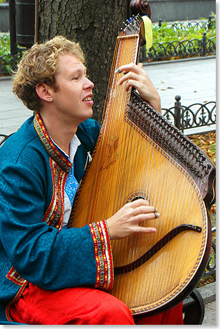Balalaika  oder? Der Meister auf dem Zupfinstrument findet auf dem stdtischen Boulevard, der dem alten Stadtwall in Odessa folgt, immer Zuhrer.