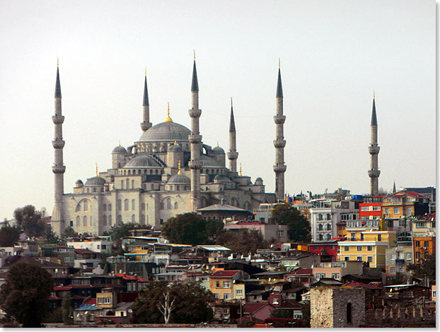 Sechs Minarette der Blauen Moschee in Istanbul, zwei mehr als bei der Hagia Sophia. In der Blauen Moschee betete der Sultan, Herrscher eines Reiches, das sich vom Atlantischen Ozean bis nach Persien, vom Mittellauf der Donau bis in die Wsten Arabiens erstreckte. Die osmanischen Herrscher dankten erst 1923 ab.