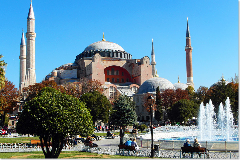 Kirche, Moschee, Museum: Die Hagia Sophia, als Kirche gebaut, wurde nach der Eroberung Konstantinopels durch die Trken in eine Moschee umgewandelt und dient heute als Museum, in dem sich christliche und muslimische Bauelemente und Dekorationen mischen.
