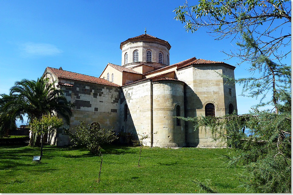 Vielzweckhalle: Die Hagia Sophia von Sinop war  als klassisches Beispiel byzantinischer Baukultur  Kirche. Sie wurde nach der Eroberung durch die Trken zur Moschee, im Lauf der Jahrhunderte Lazarett, spter Munitionsdepot und ist jetzt wieder Moschee.