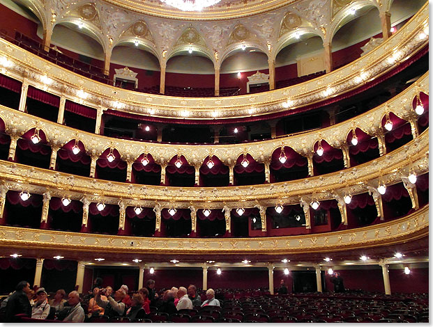 Unbersehbar von auen, bildschn von innen. Das Opernhaus in Odessa gehrt zu den schnsten der Welt. Es hat ein eigenes stndiges Ensemble. Der Saal fr 1560 Besucher mit seinen Logen glnzt in Rot und Gold.  