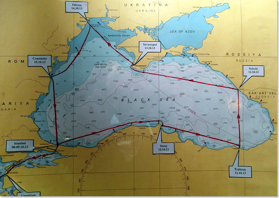 Einmal rechtsrum  von Pirus ins Schwarze Meer und zurck ber Thessaloniki und Naxos nach Athen. Eine Seekarte vor der Rezeption zeigte den Verlauf der letzten Reise der MS ASTOR 2013 unter der Flagge von Transocean Kreuzfahrten.
