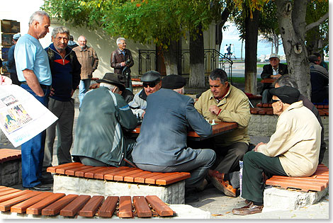 Schach dem Knig? Man trifft sich im milden Klima der Krim bis in den Winter hinein in den Parks zum Schachspielen. Die Stadt ist wegen ihrer Lage zum bevorzugten Ruhesitz vieler geworden, die einst in Sibirien schufteten.