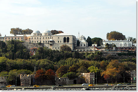 Vom Goldenen Horn aus herrschten in Istanbul die osmanischen Sultane. Bis zu viertausend Menschen dienten dem Herrscher in den Mauern des Topkapi Palastes, heute ein Museum mit unvorstellbar prchtigen Schtzen.