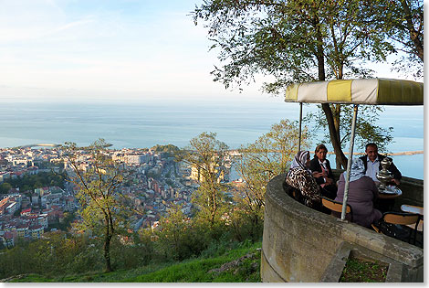 Beim Tee den Feierabend genieen. In Trabzon trifft man sich hoch ber der Stadt und geniet dabei auch den weiten Blick ber das Schwarze Meer.