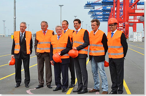 Dem Umfeld entsprechend gekleidet besuchte Bundesprsident Gauck das Container Terminal in Wilhelmshaven.