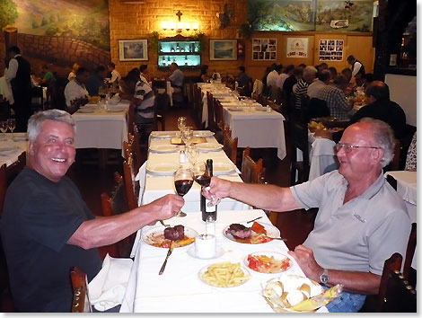 Dr. 
	Peer Schmidt-Walter (der Autor) und Dr. Ulrich Schrader (Passagier) genieen 
	ihr Beef de Lomo und ihren feurigen argentinischen Rotwein im La Estancia.