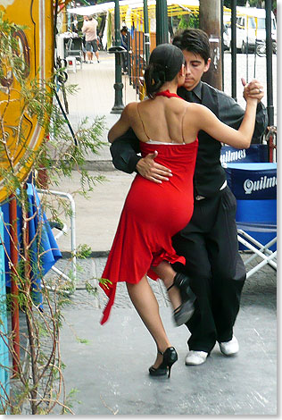 La Boca  ein Paar tanzt Tango vor einer Kneipe und das 
			natrlich fr die Touristen.