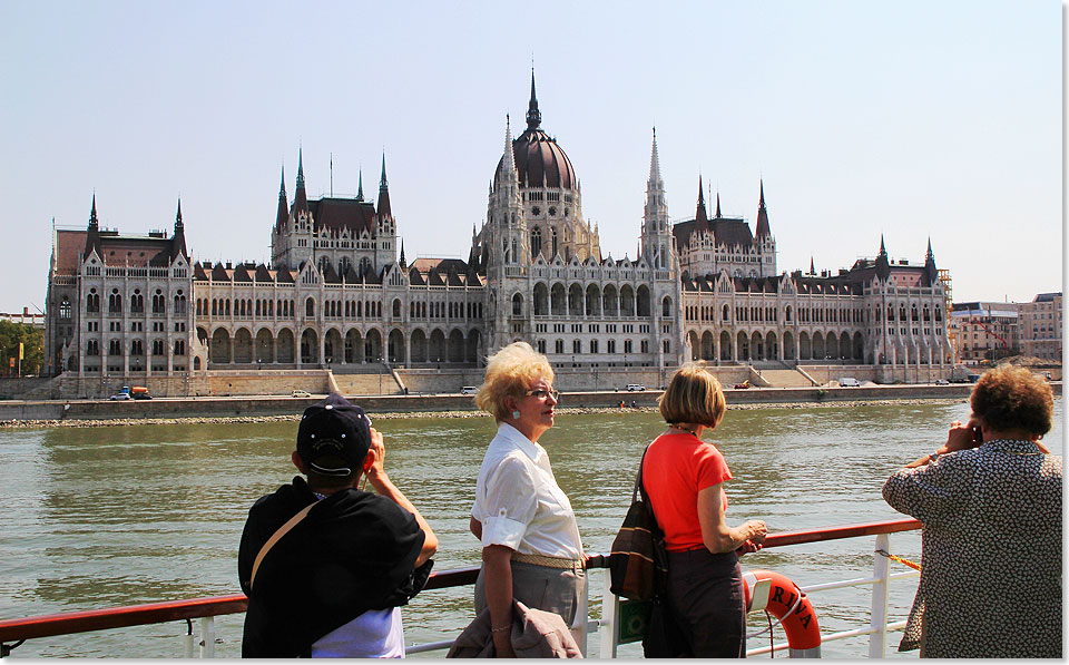 Einfahrt 
	in Budapest. Am stlichen Donauufer, auf der flachen Pester Seite, hebt sich 
	das Parlamentsgebude hervor.