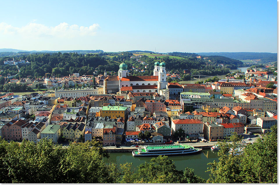 Passau  Blick von der Veste Oberhaus auf die Donaulnde, die 
		Altstadt und den Dom St. Stephan.