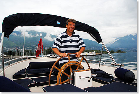Stets 
	gut gelaunt und freundlich: Kapitn Gustavo van Roomen verwhnt die 
	Passagiere seiner kleinen Yacht mit Komfort und herrlichen Aussichten auf 
	den Lago Maggiore und seine traumhafte Umgebung.