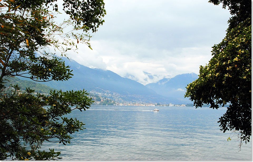 Blick 
	auf den Lago Maggiore von der Isola Grande aus. Der seit 1950 auf ihr 
	befindliche ffentliche botanische Garten ist ein beliebtes Ausflugsziel.