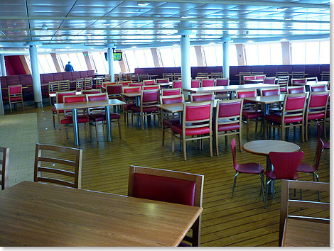 Der groe Food Court der SPIRIT OF BRITAIN vorne im Schiff mit Blick ber den Bug.