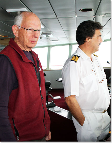 MS HAMBURG-Kapitn Joao Simoes (rechts) hrt gerne auf de Empfehlungen von Eislotse Karl Ulrich Lampe.