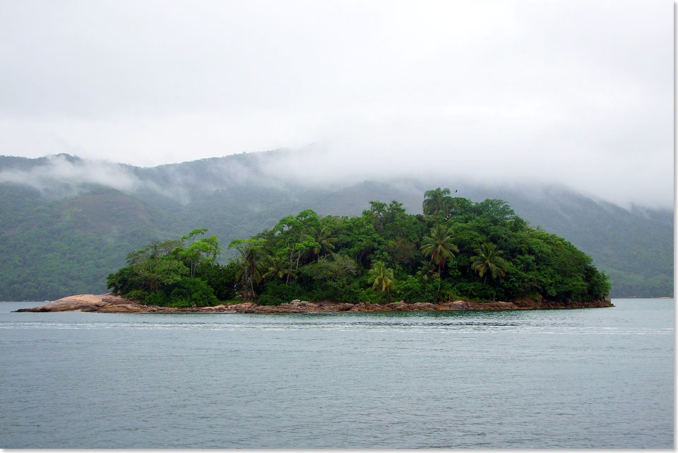 Die SEVEN SEAS MARINER verlsst die Ilha Grande und passiert ein winziges, dicht bewaldetes Inselchen.
