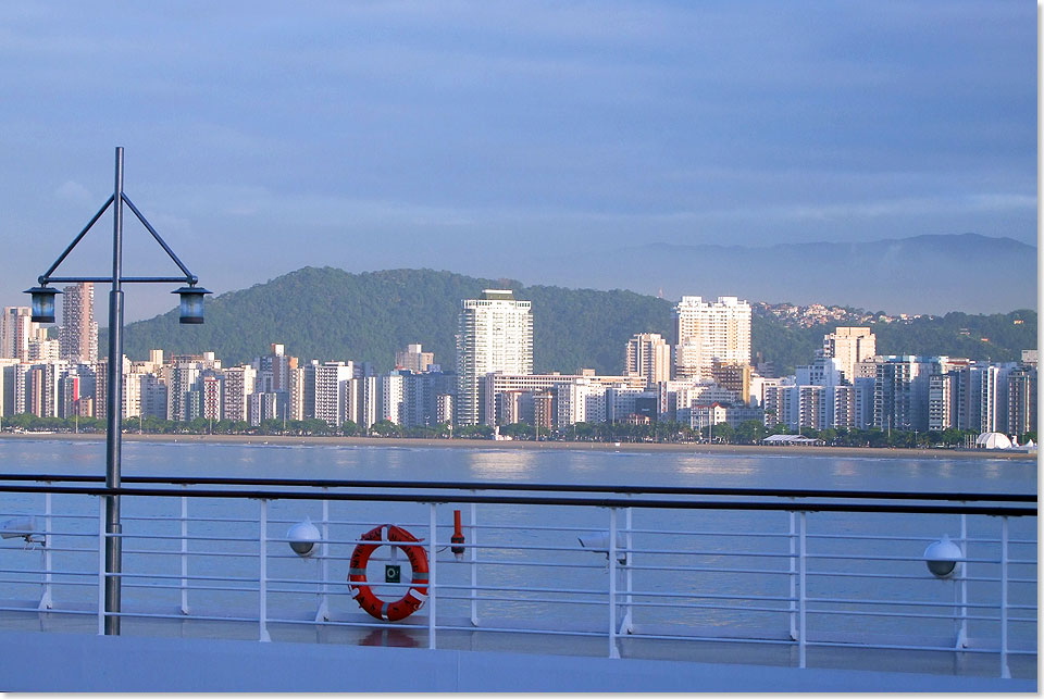  Morgendliche Vorbeifahrt an der Strandpromenade und Einfahrt in den Hafen von Santos. Die brasilianische Stadt Santos ist die bedeutendste Hafenstadt ganz Lateinamerikas und der Kaffeeexporthafen Nr. 1 weltweit. Die Hafenkais haben eine komplette Lnge von dreizehn Kilometern, die Flche des Hafens samt
den dazugehrigen Lagerhallen ist etwa fnf Quadratkilometer gro.