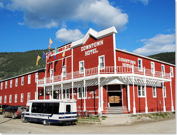 Eines der schnsten Gebude in Dawson City ist das Downtown Hotel, das ganzjhrig geffnet ist. Es wurde zu Beginn der 1980er Jahre als Rekonstruktion des 1980 abgebrannten Originalgebudes von 1902 errichtet.