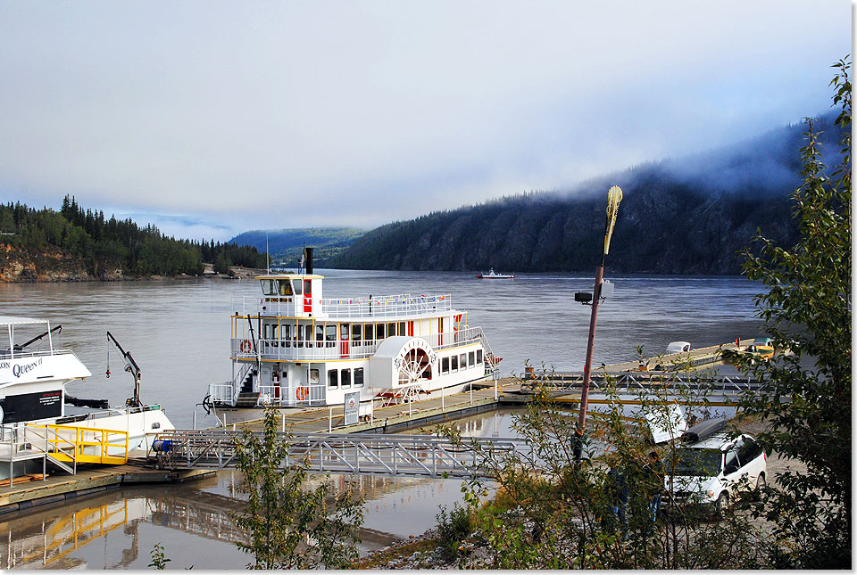  Das Flussschiff KLONDIKE SPIRIT, ein typischer Raddampfer, startet von Dawson City zu nostalgischen Fahrten auf dem Yukon River.
Infos und Tickets gibt es im Triple J Hotel.
