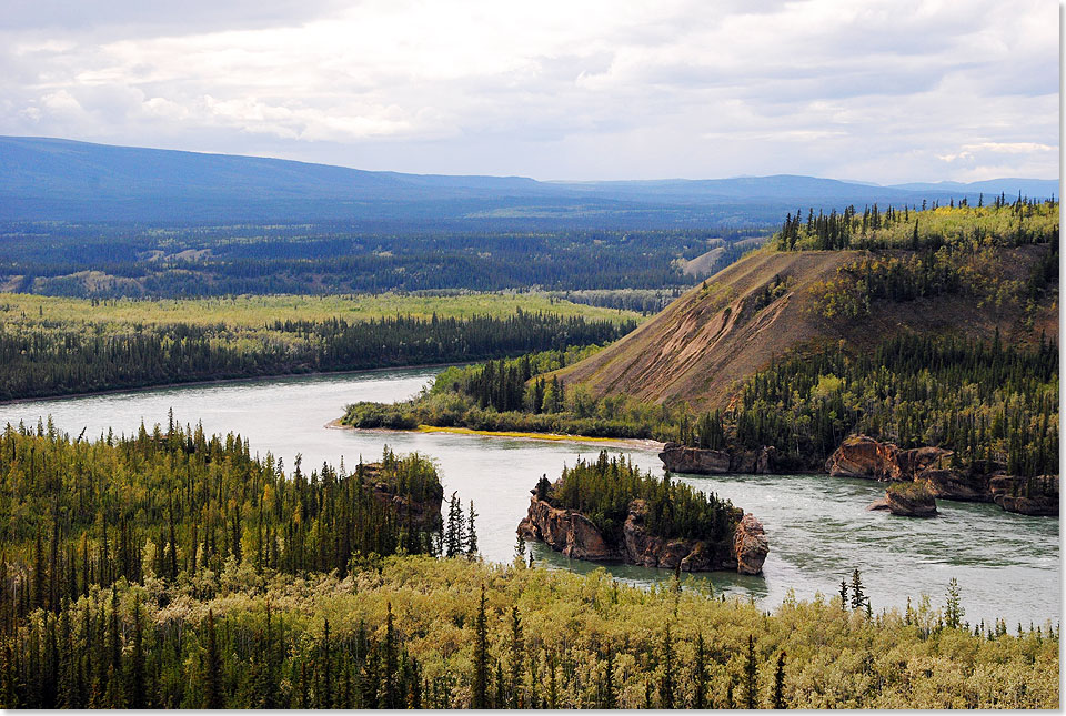  Der Yukon River, Namensgeber eines ganzen Territoriums, entspringt dem Marsh Lake, der in den Coast Mountains in Westkanada liegt, und mndet im US-Bundesstaat Alaska ins Beringmeer. Mit einer Gesamtlnge von 3.120 Kilometern ist er nur einer von vielen groen Flssen. Dank seiner tragenden Rolle whrend des groen Goldrauschs drfte er allerdings dennoch zu den berhmtesten gehren.