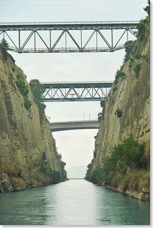 Der Kanal von Korinth ist ber sechs Kilometer lang,
wurde im 19. Jahrhundert gebaut und verbindet das gische mit dem ionischen Meer.