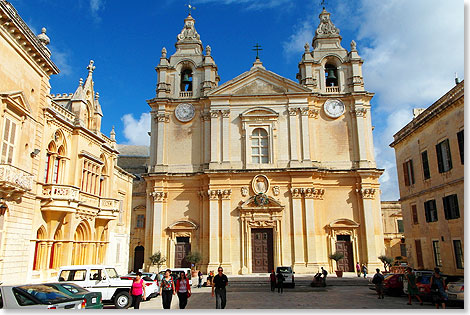 Pracht und Herrlichkeit von Palsten und Kirchen locken noch heute Besucher in Scharen in die Stadt Mdina im Binnenland von Malta.